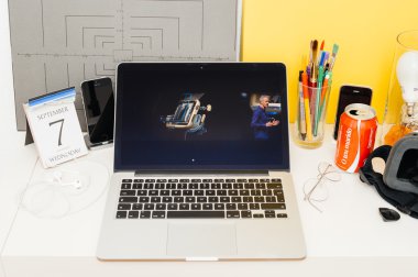 Paris, Fransa - 8 Eylül, 2016: Apple bilgisayarlar Web sitesinde Macbook Retina Apple Keynote - Apple Coo Jeff Williams hakkında su geçirmez Apple Watch sahnede canlı kapsama vitrine Oda ortamda