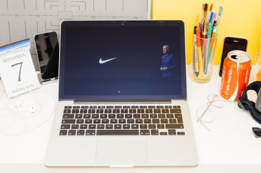Paris, Fransa - 8 Eylül, 2016: Apple bilgisayarlar Web sitesinde Macbook Retina Apple Keynote - yeni Apple Watch Nike baskı sunan canlı kapsama vitrine Oda ortamda