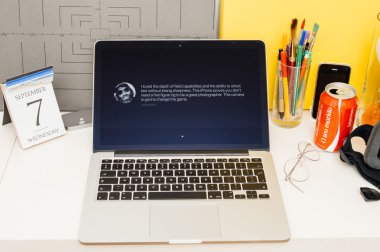 Paris, Fransa - 8 Eylül, 2016: Apple bilgisayarlar Web sitesinde Macbook Retina Apple Keynote - iphone yeni fotoğraf kamera çift kamera sunumunu canlı kapsama vitrine Oda ortamda