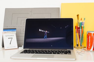 Paris, Fransa - 8 Eylül, 2016: Apple bilgisayarlar Web sitesinde Macbook Retina Apple Keynote canlı kapsama vitrine Oda ortamda - 