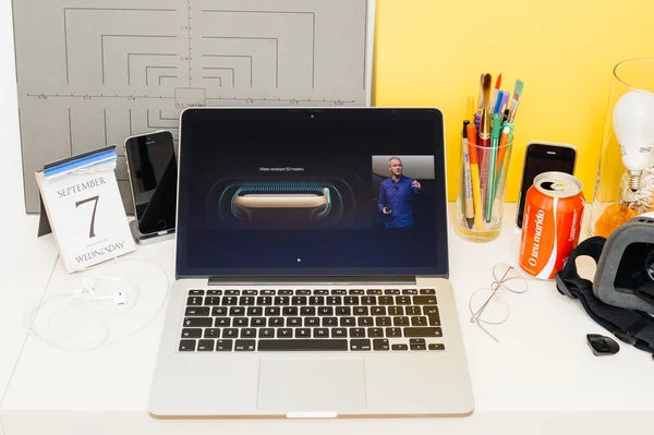 アップルの基調講演 Apple Watch についてステージ上のアップル Coo ジェフ ウィリアムスの生中継を展示室内環境で Macbook 網膜にパリ フランス — ストック写真
