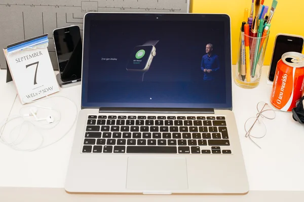 Сайт Apple Computers демонстрирует новый дисплей для яблочных часов — стоковое фото