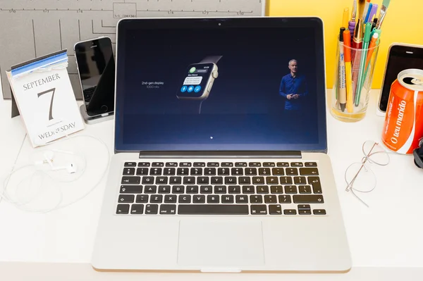 Paris France Sep 2016 Apple Computers Website Macbook Retina Room — Stock Photo, Image