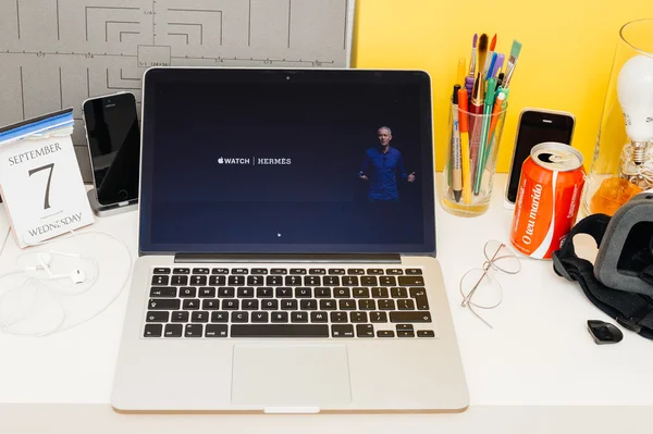 Веб-сайт Apple Computers демонстрації apple і Гермес collaboratio — стокове фото