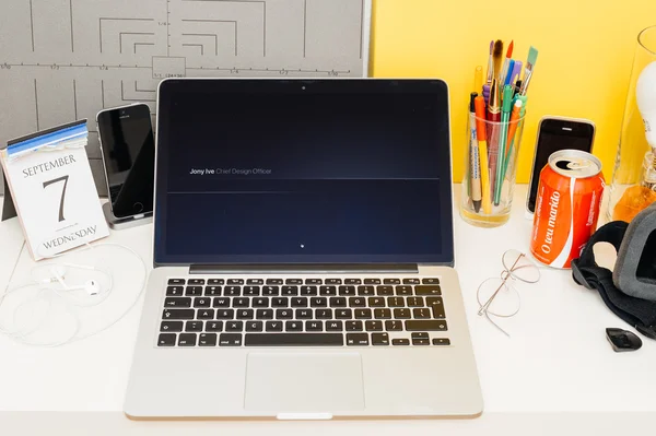 Vitrine, Jony Ive film Apple bilgisayarlar Web sitesi