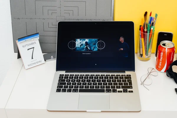 Υπολογιστές της Apple ιστοσελίδα στερεοφωνικό ήχο στο iphone 7 — Φωτογραφία Αρχείου