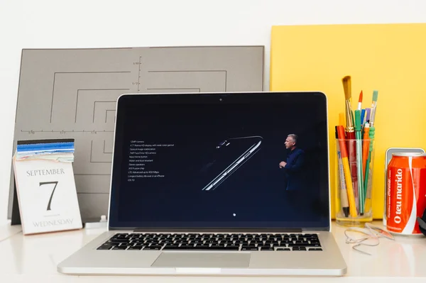 Stránky počítače Apple představí iphone specifikace — Stock fotografie