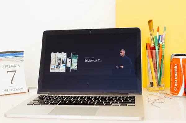 アップルの基調講演 Ios10 可用性の生中継を展示室内環境で Macbook 網膜にパリ フランス 2016 アップルコンピューター ウェブサイト — ストック写真