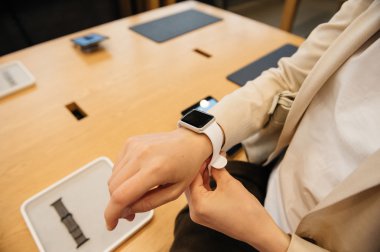 Yeni Apple Watch Serisi 2 giyen kadın