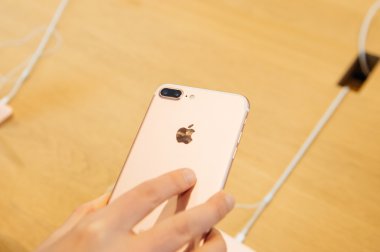 yeni çift kamera iphone 7 arayan kadın