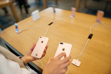 karşılaştırıldığında her iki iphone 7 ve iphone 7 fotoğraf camer artı