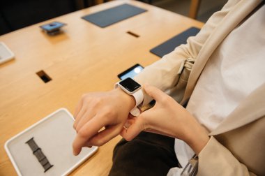Yeni Apple Watch Serisi 2 giyen kadın