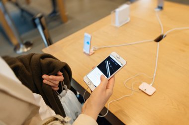 Yeni Apple iphone 7 kadın tarafından purchas sonra test edilen artı