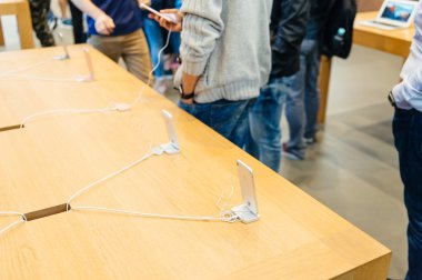 Yeni Apple iphone 7 adam tarafından satın alındıktan sonra test edilen artı