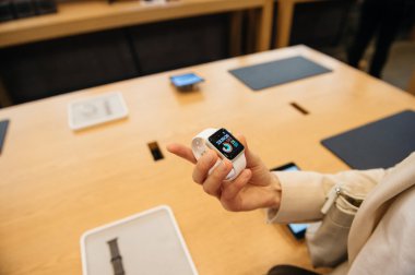 Yeni Apple Watch Serisi 2 giyen kadın