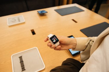 Yeni Apple Watch Serisi 2 giyen kadın