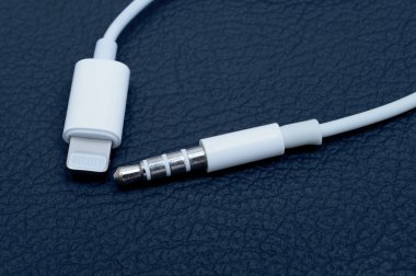 Mavi arka planda aydınlatma bağlantısı ve 3,5 mm ses jakı