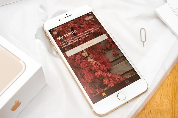 Iphone 7 plus dual camera unboxing willkommen im home kit verbunden — Stockfoto
