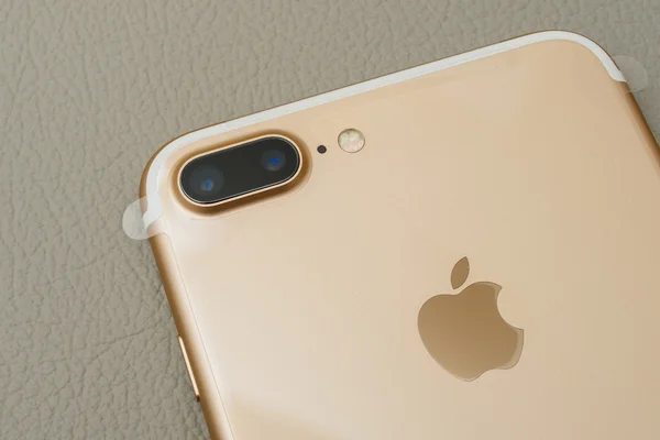 IPhone 7 плюс подвійна камера розпакування дві камери об'єктив і пластикові f — стокове фото