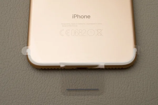 IPhone 7 συν διπλή φωτογραφική μηχανή unboxing σκαλισμένα μάρκα σε χρυσό τηλέφωνο — Φωτογραφία Αρχείου