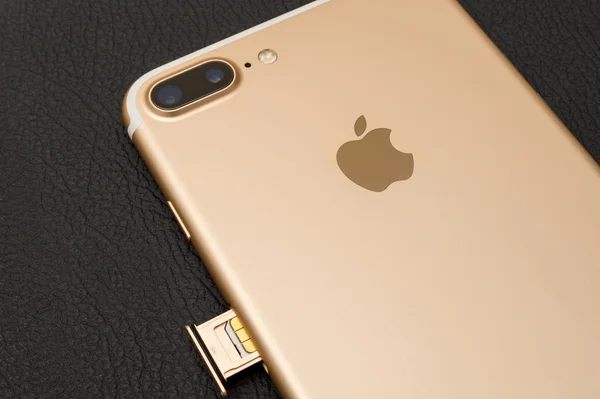 IPhone 7 συν διπλή φωτογραφική μηχανή unboxing παρεμβάλλεται κάρτα SIM μονάδα — Φωτογραφία Αρχείου