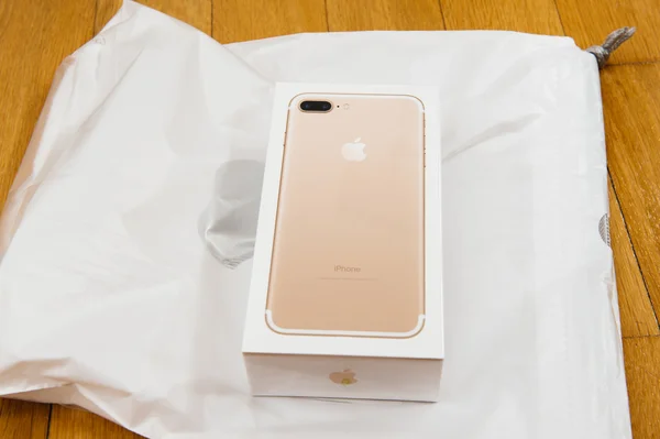 IPhone 7 più doppia fotocamera unboxing iPhone box sul tavolo prima di ONU — Foto Stock