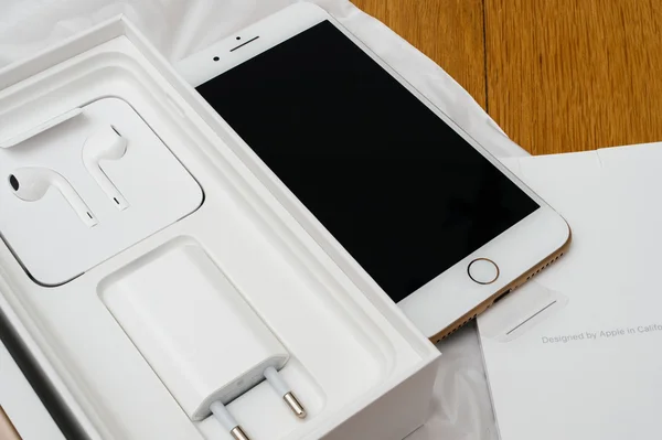 IPhone 7 plus podwójny aparat fotograficzny unboxing pełna unboxing nowego Earpods i — Zdjęcie stockowe