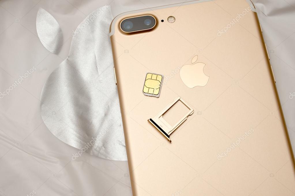 hoofdpijn Hij duisternis IPhone 7 plus dual camera unboxing inser SIM CARD module – Stock Editorial  Photo © ifeelstock #124360624