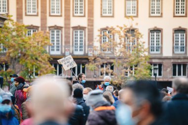 İnsanlar Kleber 'ı tarih öğretmeni Samuel Paty' e saygılarını sunmak için yerleştirdi