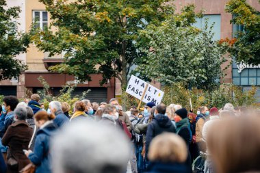 İnsanlar Kleber 'ı tarih öğretmeni Samuel Paty' e saygılarını sunmak için yerleştirdi