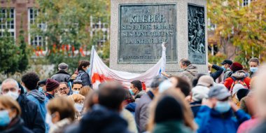 İnsanlar Kleber 'ı tarih öğretmeni Samuel Paty' e saygılarını sunmak için yerleştirdi