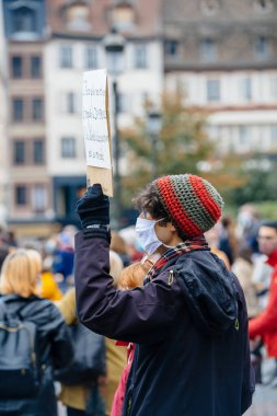 İnsanlar Kleber 'ı tarih öğretmeni Samuel Paty' e saygılarını sunmak için yerleştirdi