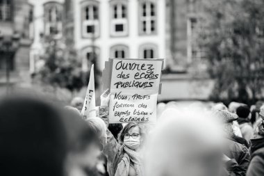 İnsanlar Kleber 'ı tarih öğretmeni Samuel Paty' e saygılarını sunmak için yerleştirdi