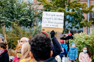 İnsanlar Kleber 'ı tarih öğretmeni Samuel Paty' e saygılarını sunmak için yerleştirdi