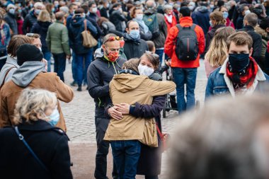 İnsanlar Kleber 'ı tarih öğretmeni Samuel Paty' e saygılarını sunmak için yerleştirdi