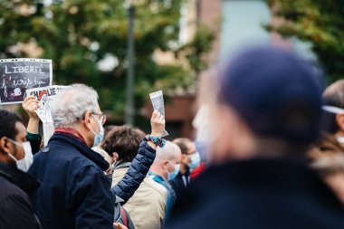 İnsanlar Kleber 'ı tarih öğretmeni Samuel Paty' e saygılarını sunmak için yerleştirdi