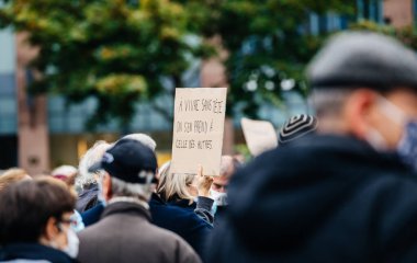 İnsanlar Kleber 'ı tarih öğretmeni Samuel Paty' e saygılarını sunmak için yerleştirdi