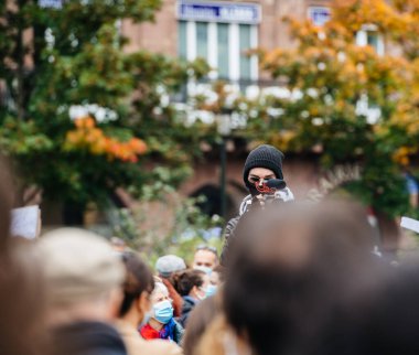 İnsanlar Kleber 'ı tarih öğretmeni Samuel Paty' e saygılarını sunmak için yerleştirdi