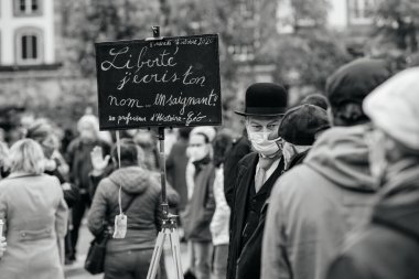 İnsanlar Kleber 'ı tarih öğretmeni Samuel Paty' e saygılarını sunmak için yerleştirdi