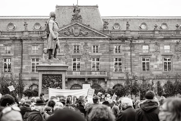 Ludzie umieszczają Klebera, aby oddać hołd nauczycielowi historii Samuelowi Paty — Zdjęcie stockowe