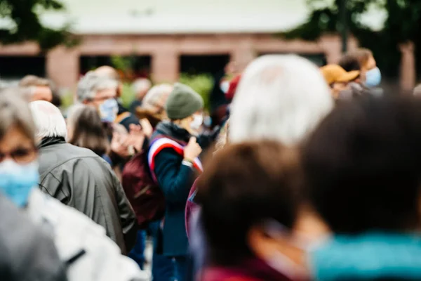 Grande folla di persone che si riuniscono nella piazza centrale COVID-19 — Foto Stock