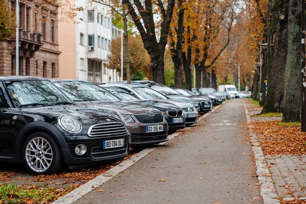 Wiele samochodów zaparkowanych na publicznym parkingu w rzędzie samochodów i ścieżki rowerowej — Zdjęcie stockowe