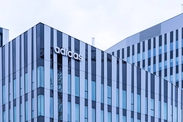 Европейская штаб-квартира спортивной одежды Adidas — стоковое фото