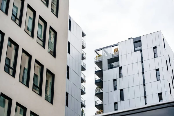 Moderno edificio de apartamentos con grandes logias — Foto de Stock