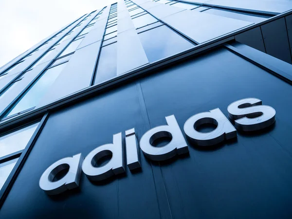 Logotipo Adidas Sportswear na fachada da sede europeia — Fotografia de Stock