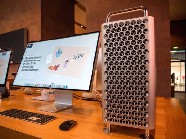 Apple Bilgisayarları XDR monitörlü peynirli fırın rendesi