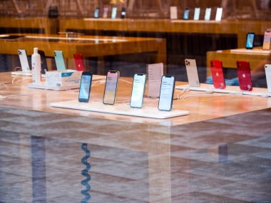 Fırlatma gününde yeni iPhone 12 ve iPhone 12 Pro gösterimde