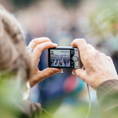 İnsanlar Kleber 'ı tarih öğretmeni Samuel Paty' e saygılarını sunmak için yerleştirdi