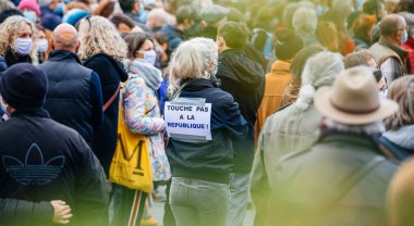 İnsanlar Kleber 'ı tarih öğretmeni Samuel Paty' e saygılarını sunmak için yerleştirdi