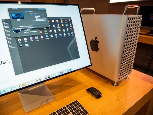 Pantalla Pro XDR y Apple Computers Estación de trabajo Mac Pro — Foto de Stock